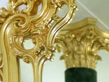 Spiegelrahmen und Säulenkapitell Blattvergoldung